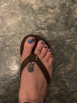trdr521lp:  Wife’s pretty toes. 