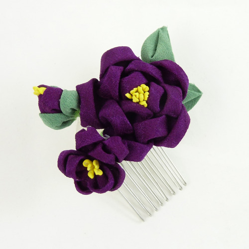 Full description of this luscious tsubaki (camelia) kanzashi on wisteriagardens