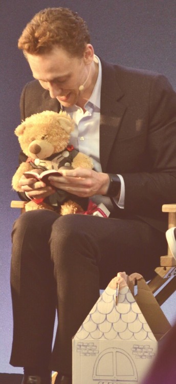 msavanguyen:  GUYS, LOOK. HE IS READING A LITTLE BOOK TO A THOR BEAR. I love this man.  I can’t.  I just can’t not love him. Lookit! Lookit how engrossed and devoted he is to reading a friggin book to a Thor bear. He even closed his legs (which
