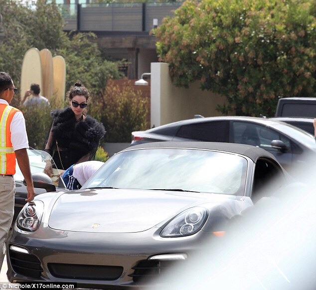 thegestianpoet: filstvincent:  Annie’s Porsche appreciation post.   Annie and Cara