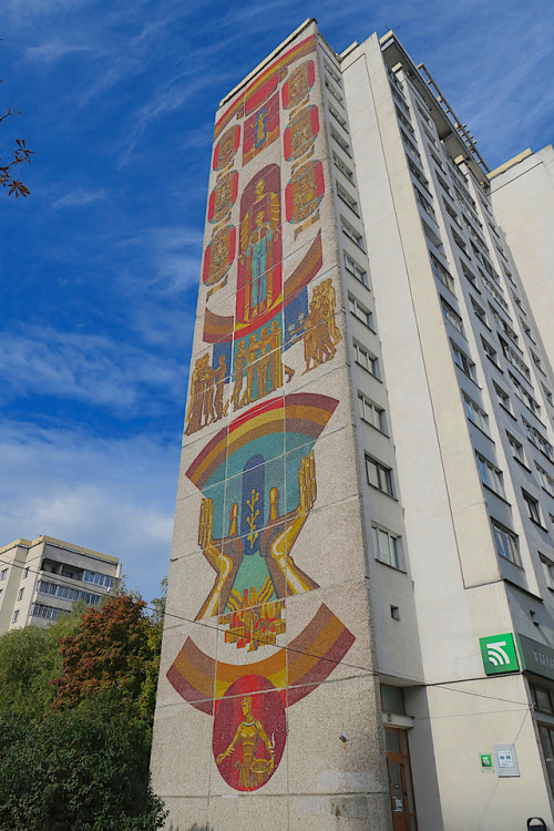 bauzeitgeist:Details of the incredible mosaic murals on the towers of the Uschod microrayon. Praspye
