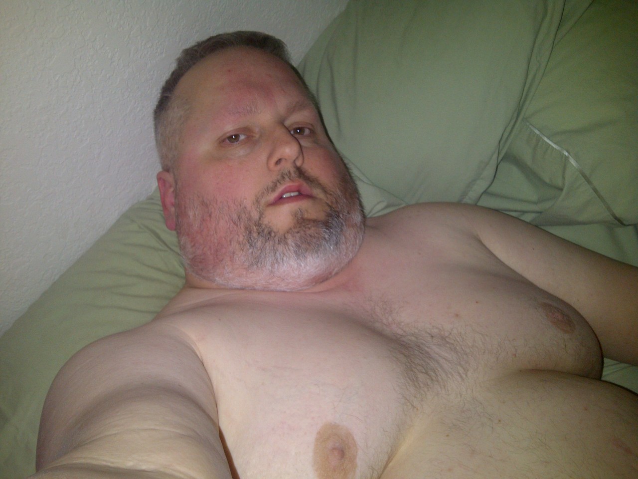 hawt-on-the-prairie:  Someone wanna snuggle with me?
