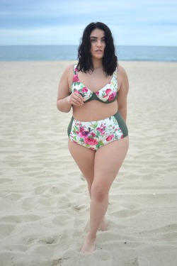 plussizeootd:  nadiaaboulhosn:  Nadia Aboulhosn - Laced in Roses | www.nadiaaboulhosn.com  😍😍😍😍 