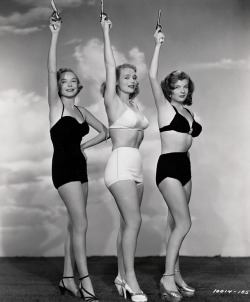 Diana Lynn, Marie Wilson et Corinne Calvet,