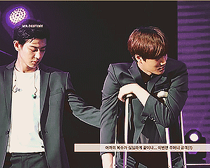 kairora:just chanyeol touching the jong-butt