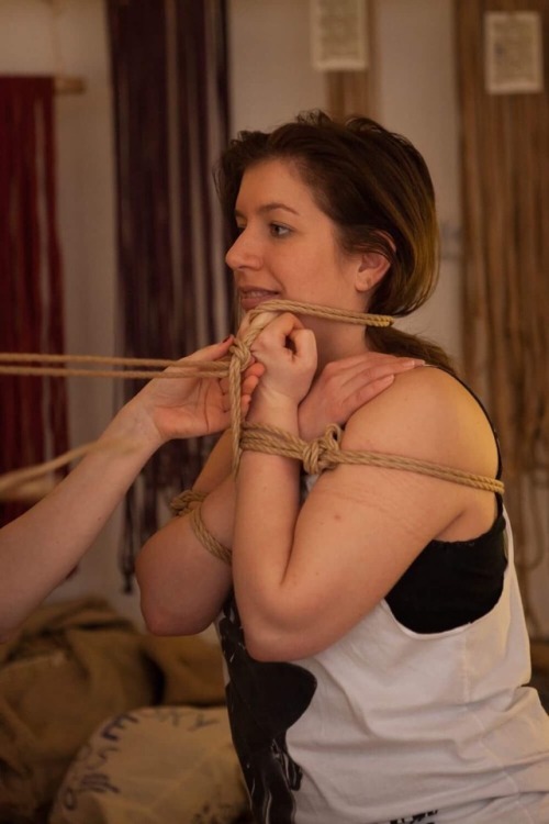 strictly-nawa-kitsune:Tying with Erato Bänana ~ Pic: Lune Extatique