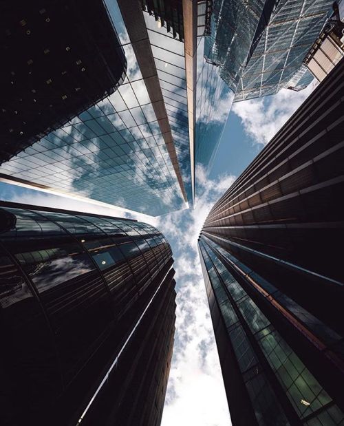 Things are looking up! #CityOfLondon by @cyrusnezami Incredible tones. Who loves a #LookUp? ________