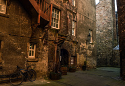 lost-in-centuries-long-gone:  Riddle’s Court, Edinburgh by Colin Myers Photography on Flickr. Riddle’s Court in Edinburgh with natural light flooding the courtyard nicely. This is possibly one of the best old courtyards in Edinburgh and fully accessible