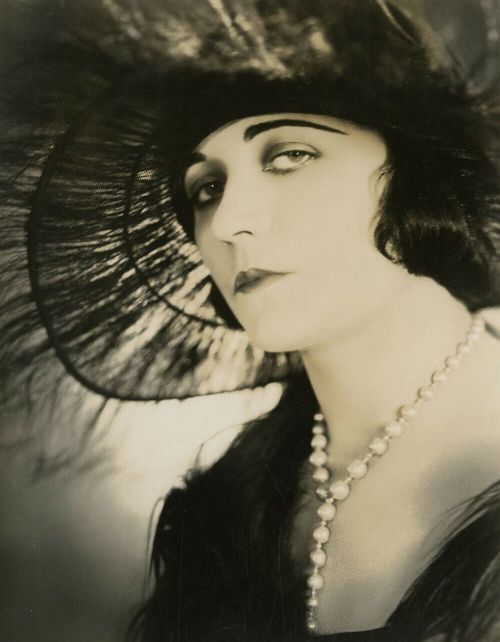 Pola Negrihttps://Painted-Face.com/