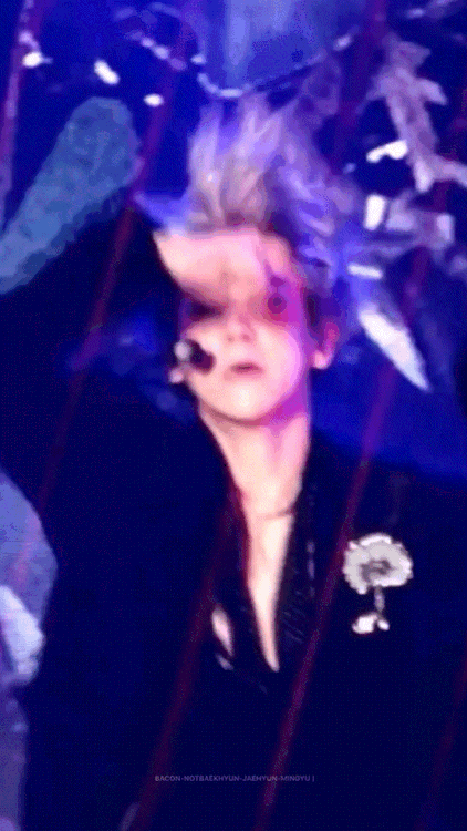 baconnotbaekhyun:Byun Baekhyun ft his LETHAL bodyrolls 😵+ please someone make