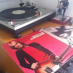 vinylyard:  Tom Petty &amp; the heartbreakers - Damn the torpedoes. I chose this album after watching the documentary “sound city”. Also I bought this record for 99 cents at Amoeba in San Francisco. #sunday_morning_records #sundaymorning #Tom_petty