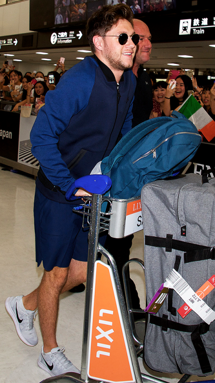 dailyniall:Niall arriving in Tokyo 9/12/17