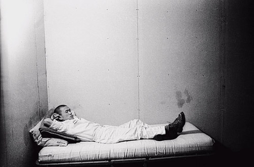 Tehching Hsieh
One Year Performance (Cage Piece)
September 29, 1978 -September 30, 1979
11′6″ × 9′ × 8’ wooden cage, wash basin, lights, a pail, single bed
No talking, reading, writing or music
Notarized by Robert Projansky