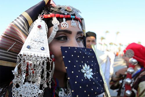 biladal-sham:A Libyan woman dressed in her country’s traditional outfit takes part in the National D