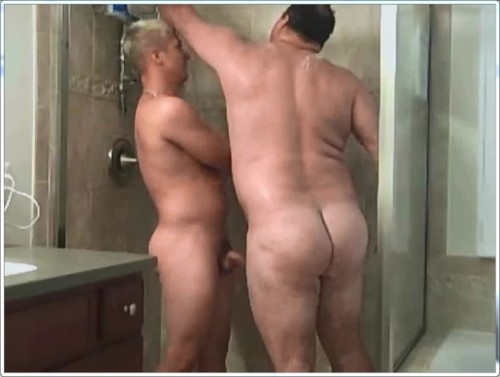 XXX cutecubs:  uberdude:     tu-bear:  http://xhamster.com/movies/812634/big_man_in_the_shower_with_young.html photo