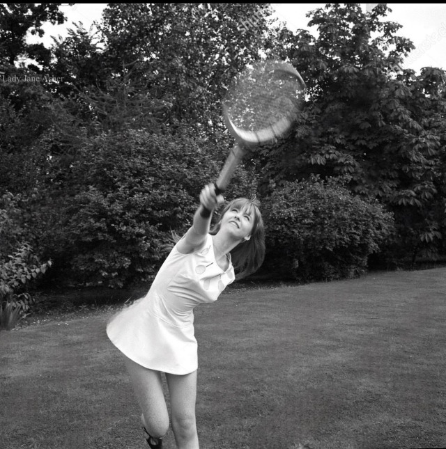 Beautiful Jane Asher portrayed while playing tennis. June 19th, 1965. From shutterstock website🌺🌺🌺
Via @ladyjaneasher 