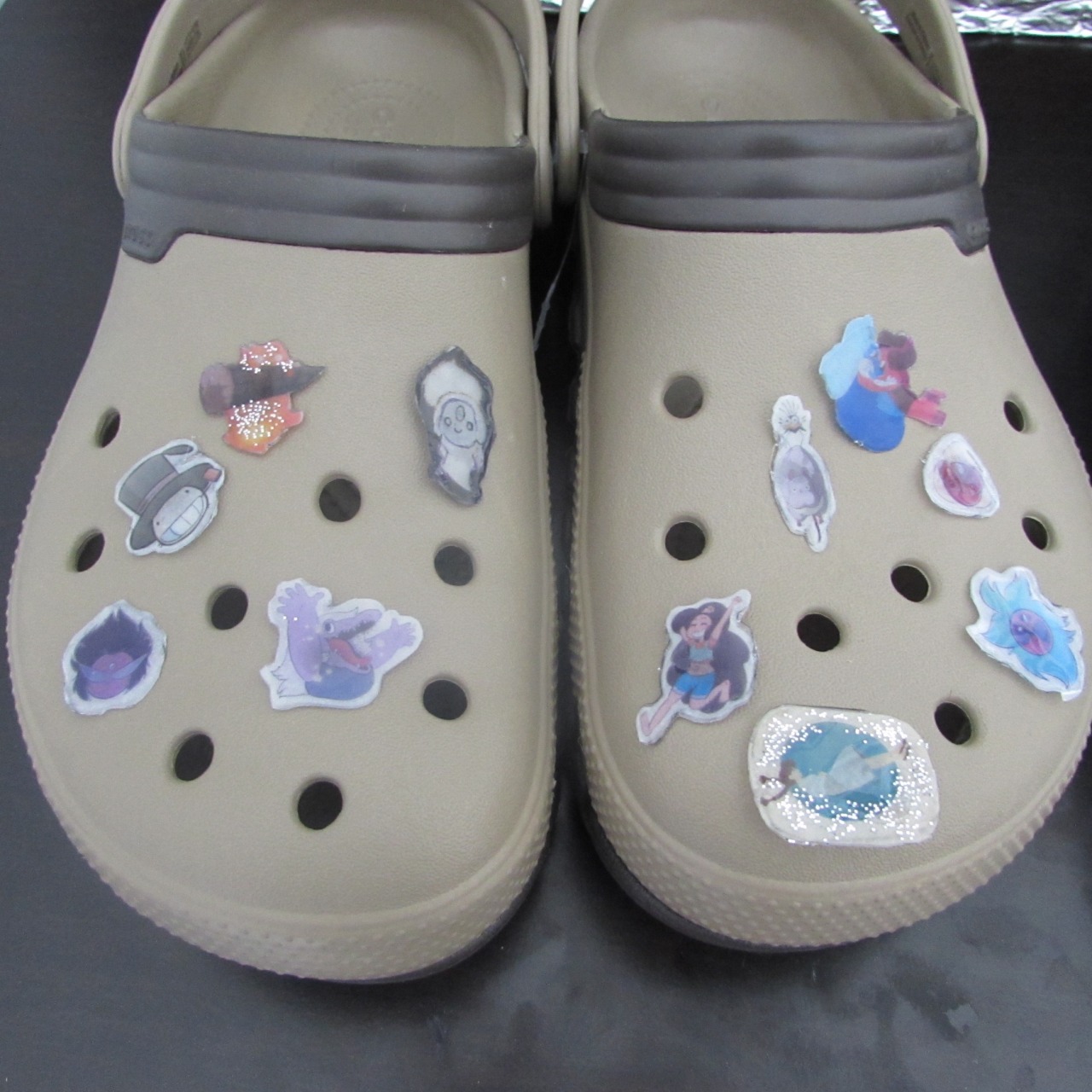 how to put croc pins in