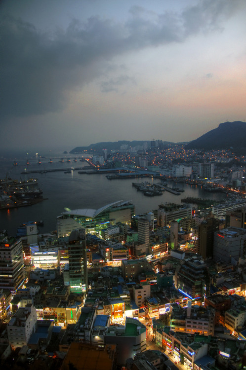 travelingcolors:Busan Sunset | South Korea (by Mariusz Kluzniak)