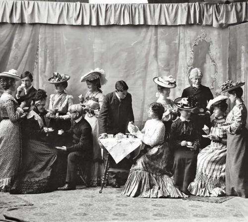 Senior Tea Party, Junction City, Kansas, 1902 Photo: Joseph Pennell. #blackandwhitephotography #mono