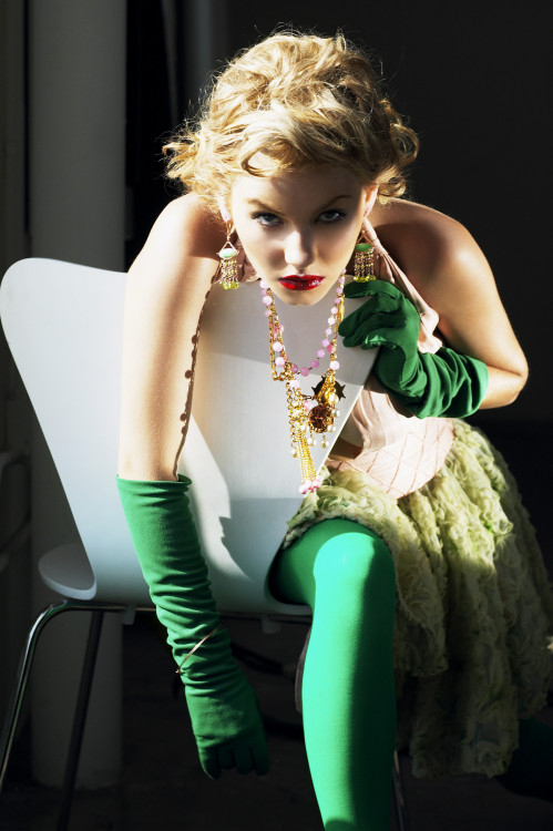 montyburns56:I’m lovin’ the green gloves that Elisha Cuthbert is wearing….the tights not so much.