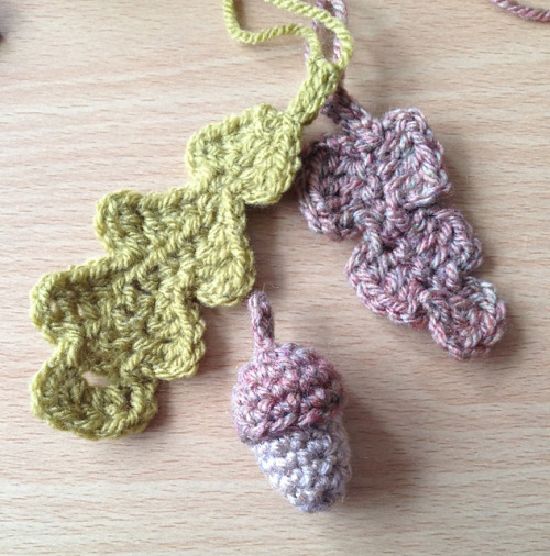 Free Crochet Pattern: Acorns & Oak Leaves by Jelly Designs