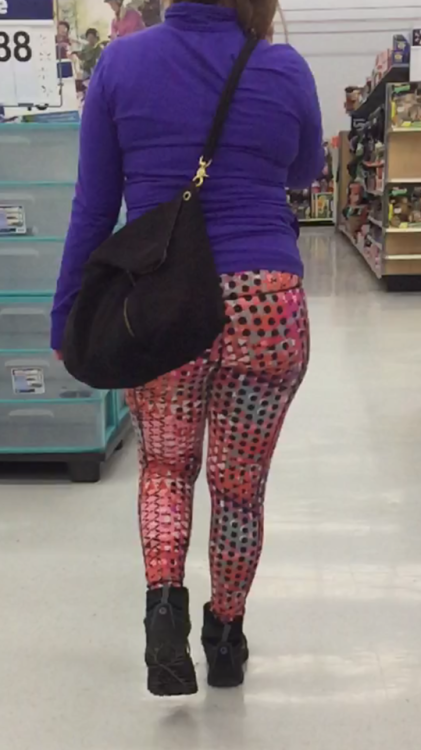 ilvhose2: Set 1 of Stills of these hot leggings. Maybe favorite color I’ve creeped so to date