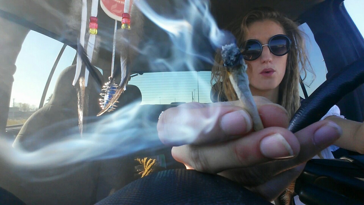 psychedelic-psychoo:Passin’ the doob along ✌💨