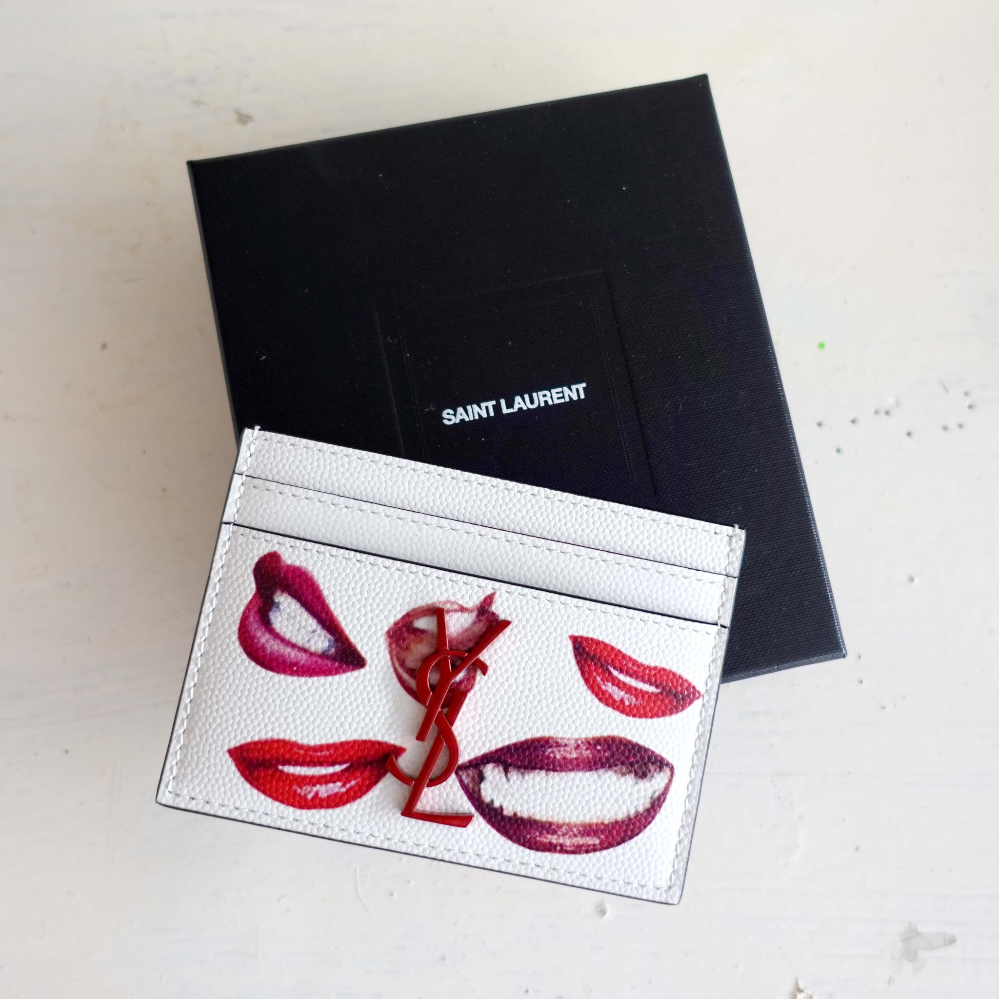 New red word metal buckle YSL SAINT LAURENT white red lips double-sided  pattern card holder card holder - Shop Mr.Travel Genius Antique shop ID &  Badge Holders - Pinkoi