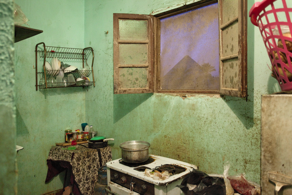 pianouran: A poor Egyptian kitchen with a pyramid view. (Photographer Unknown. I