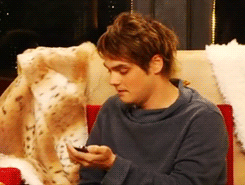 fangoriaaa:  how did gerard type that big ass paragraph when he uses his phone like