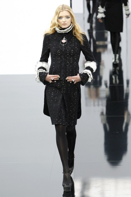 readytorunway: Lily Donaldson at Chanel Fall/Winter 2009 Look 7