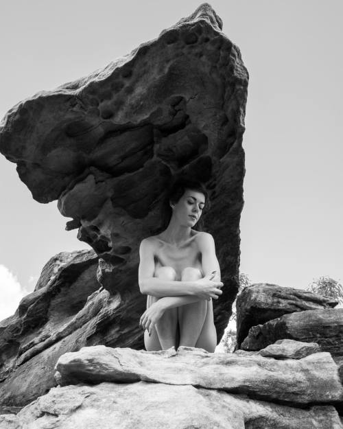 ⚫️ by @rawgrain •#BlackAndWhite #Boulder #Nature #Art #Nude #Body #Figure #Rock #Natural #FineArt #A