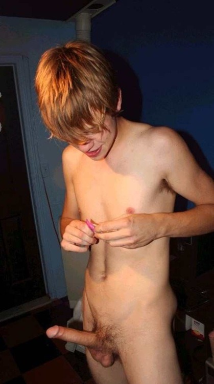 champagne68:  Follow me for more uncut twinks…..