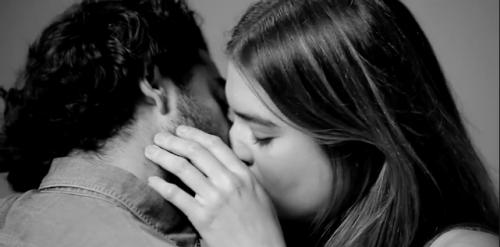frankhly:  emmiliaelizabeth:  glcde:  cosimakneehaus: filmmaker asks 20 strangers to kiss each other for the first time. holy shite i have goosebumps. (x)  i cried  This is beautiful  wow 