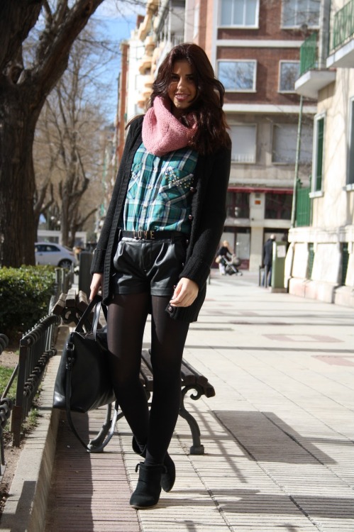 (via Moda xa todas. Fashion blog: Camisa de cuadros y tachuelas)