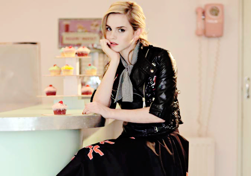 ewatsondaily:  New outtakes of Emma Watson’s Instyle UK photoshoot (2007)