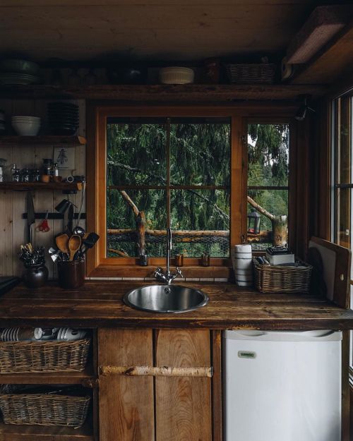 cabinporn:  An exquisite kitchen in a cabin at Tretopphytter – “Treetop Cabins” – two hours north of Oslo, Norway.Capture and shared by @copenhagenwilderness