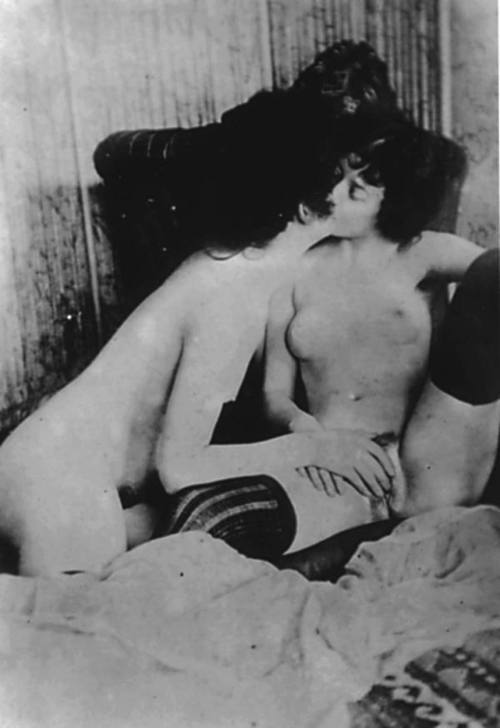 zyanuro:  Vintage lesbian porn.  I have survived the plague! Have some celebratory