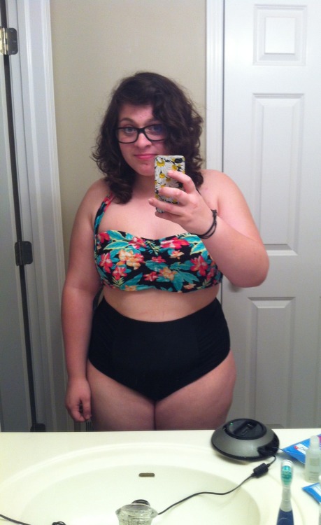 fuckyeahchubbyfashion:I’m Marina, I’m anywhere from size 12 to 18 depending.  Both top and bottom fr