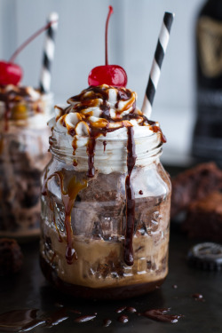 chocolateguru:  Bottoms Up Brownie Sundae Irish Floats with Burnt Irish Caramel + Hot Fudge 