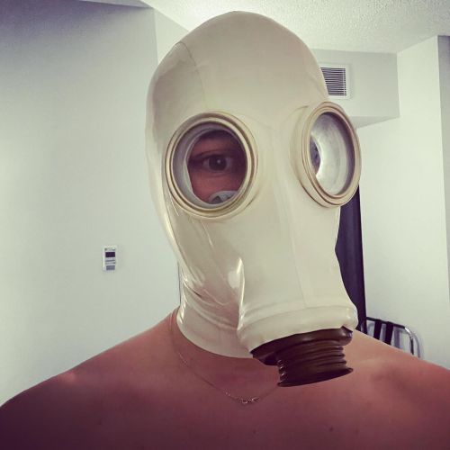 Midweek gas mask fix • • • #fetishgear #gayfetish #gaylatex #gaylatexfetish #gayrubbe