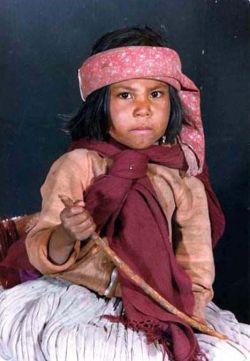 unaestrellajuntoalaluna:  Niña Tarahumara, los Tarahumaras o Rarámuris son un pueblo nativo de México, asentado en territorio del estado de Chihuahua. 