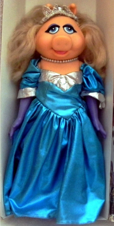 In 1989, Direct Connect produced a set of “Miss Piggy Fantasy Dress-up” dolls. The fashi