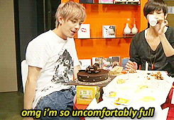 dis-possessed-deactivated201309:  A hungry and disheveled J-hyo eating chicken and