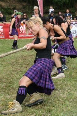 hieronyma: Scottish women of the Highland Games–kicking ass, wearing kilts and making you swoon. 