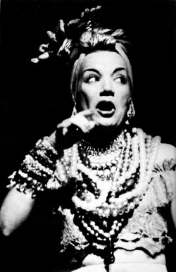  Carmen Miranda sings in Broadway’s musical Streets of Paris, NYC, 1939. 