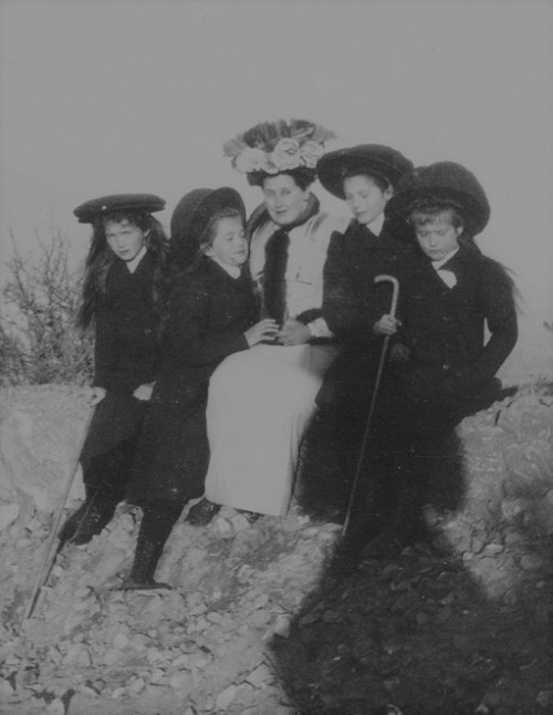 The daughters of Tsar Nicholas II of Russia with their mother’s lady-in-waiting Anna Vyrubova 