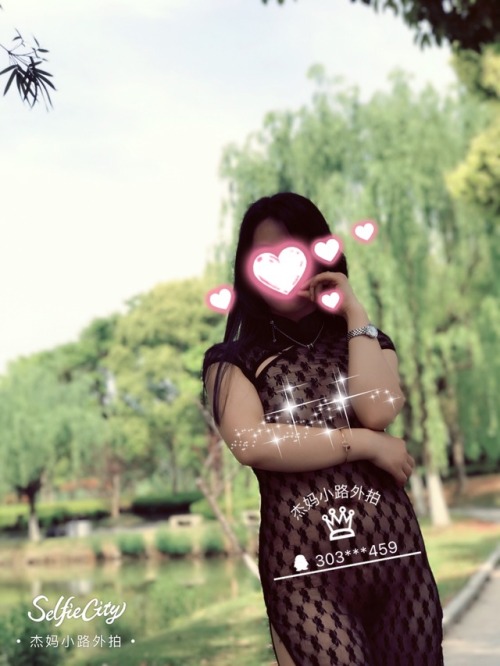 xzc1008xzc: 刚拍的外拍，这组就不发上来了，要看的私发红包，都是无内真空，还有人前的，18/4/20 性感的少妇