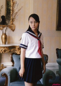 nisseboxx:  Mao Kobayashi (小林万桜) Photobook “Mao 14 sai ~Oto~“ [2006]END