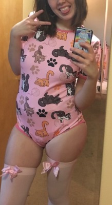 transdiapercat:  theloveywifey:  littlecutiekate:  Happy Friday, babies! Hope everyone’s doing well! Sorry for being semi inactive! It’s been a busy month for me! :)  How are you all feeling?  Ahhhh, I love your onesie!! You’re so cute!  Need that